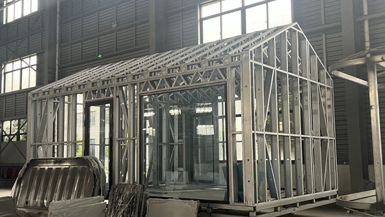 Villa prefabbricata a due piani, installata rapidamente, con telaio A e contenitore triangolare in tubi quadrati di acciaio galvanizzato