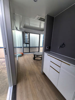 Moderna casa mobile modulare con porta a pannello sandwich con contenitore di imballaggio piatto prefabbricato da 20 piedi nell'Unione europea