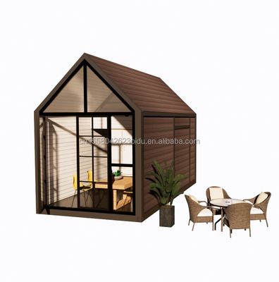 Casa di legno triangolare di 20 piedi Pieghevole Casa di legno di spedizione con pannelli sandwich Wave da 100 mm Pareti e finestre in lega di alluminio