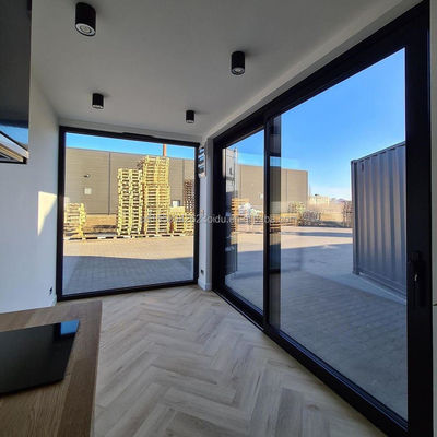 Hotel con una camera da letto Container di trasporto nero Casa di acciaio Porta di lusso 20 piedi Case in legno prefabbricate con cucina e bagno